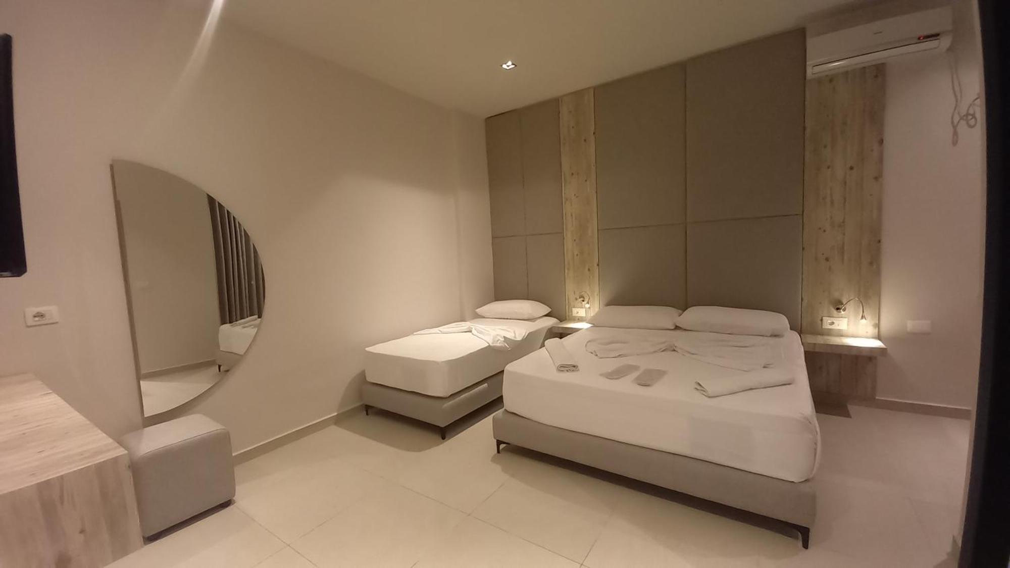 Hotel Aglon Vlorë Esterno foto