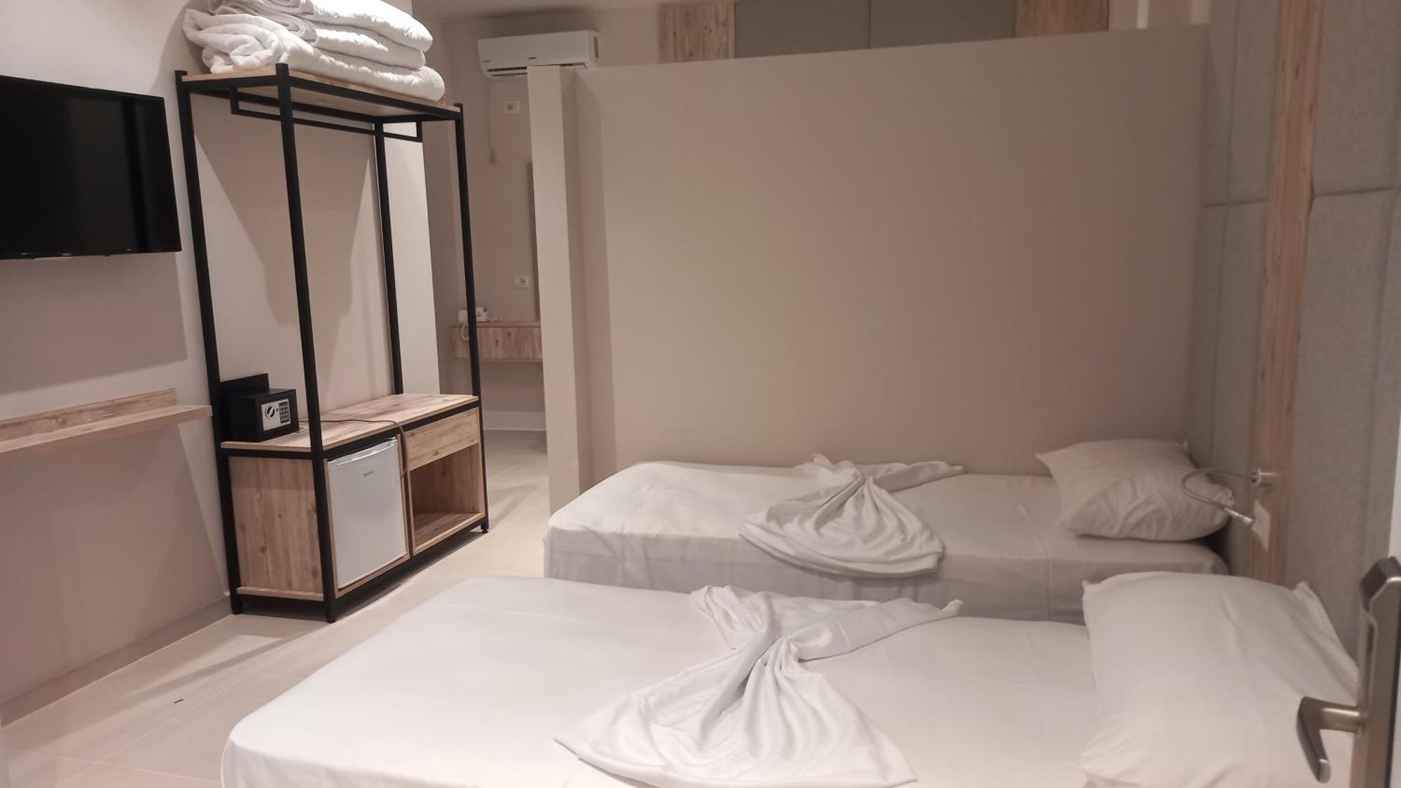 Hotel Aglon Vlorë Esterno foto