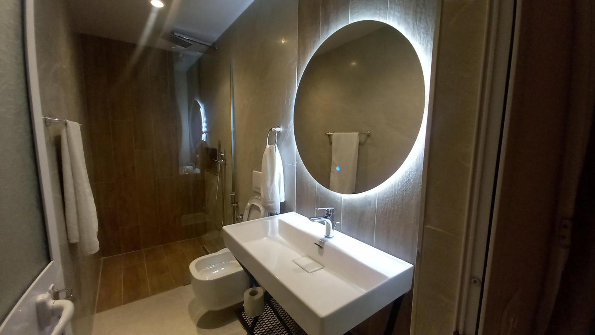 Hotel Aglon Vlorë Esterno foto