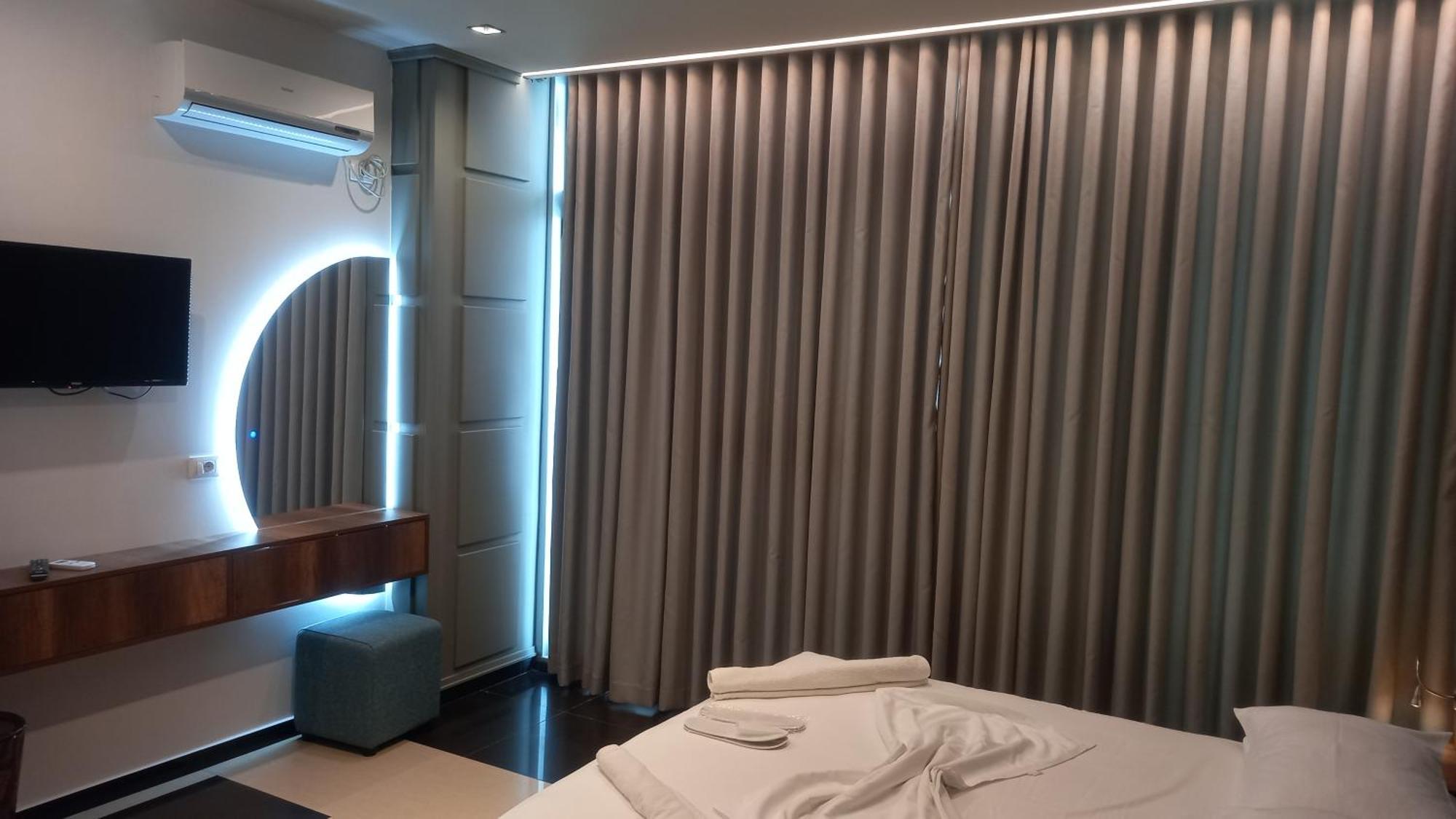Hotel Aglon Vlorë Esterno foto