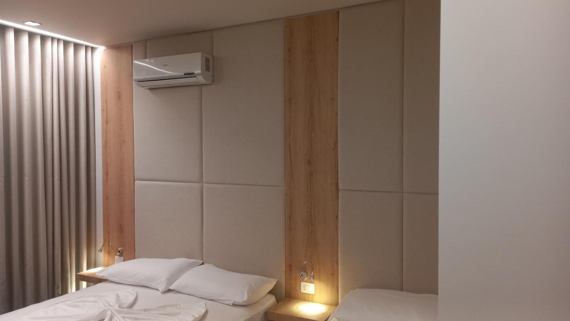 Hotel Aglon Vlorë Esterno foto